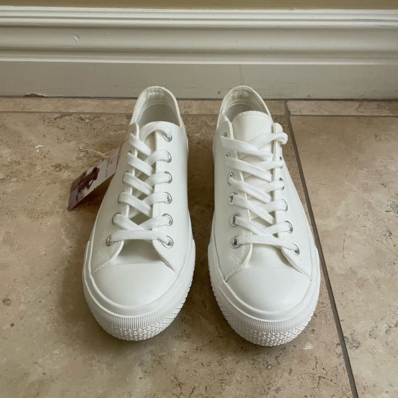 Ladies Shoe - Picture 1 of 7